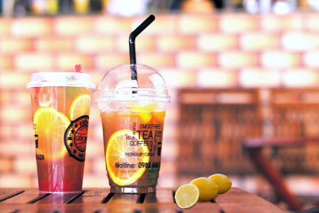 Przewodnik po wieczkach do kubków PET: wieczko kopułkowe a wieczko płaskie